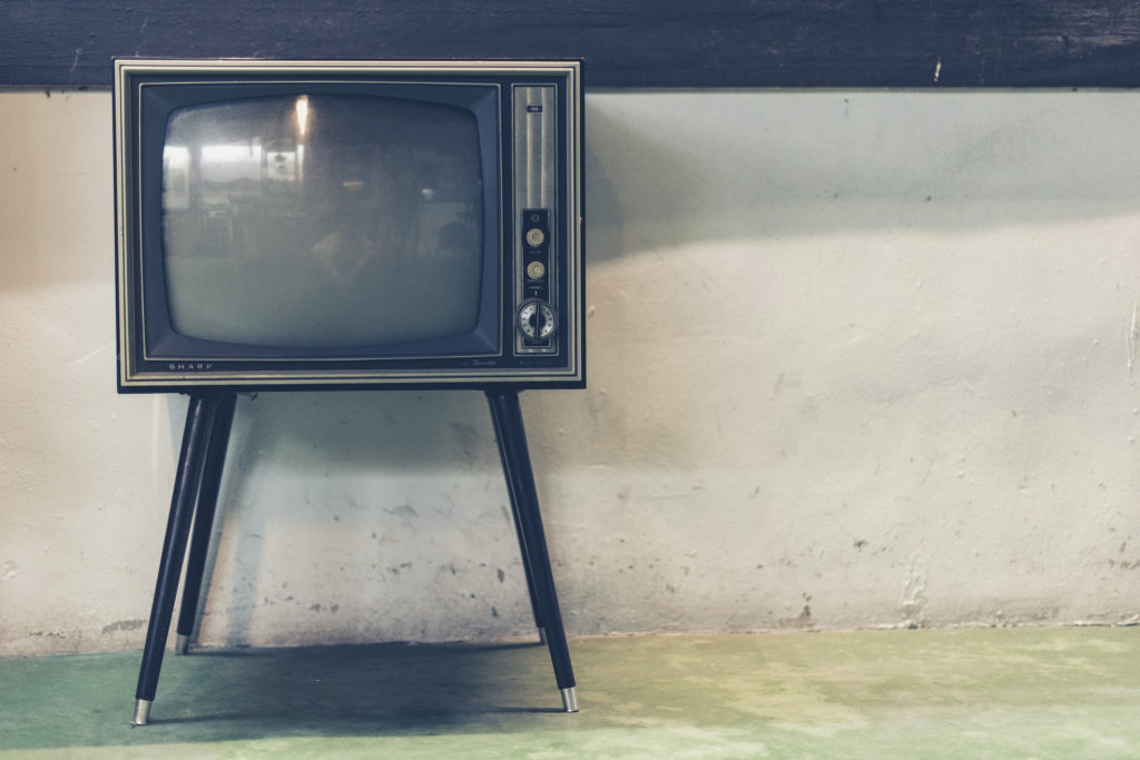 夜泣き対策③いきなりテレビをつけて気持ちを切り替えさせる